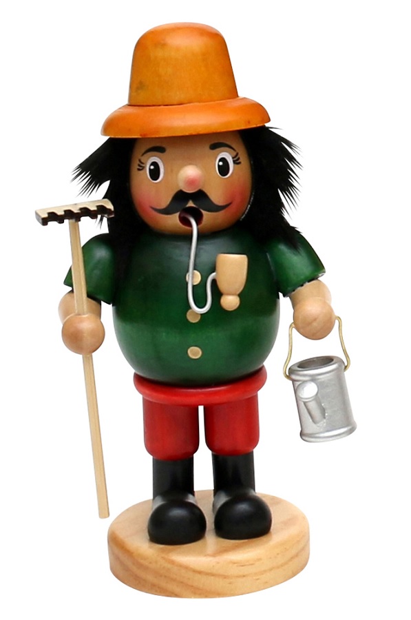 Dies ist ein Ruchermnnchen, das einen Grtner darstellt. Er trgt einen orangefarbenen Hut, ein grnes Hemd und rote Hosen. In der einen Hand hlt er eine Harke und in der anderen eine Giekanne. Er raucht eine Pfeife. Die Figur ist detailliert und farbenfroh und knnte ein Sammlerstck oder ein Dekorationsgegenstand sein. Sie reprsentiert die traditionelle Handwerkskunst und vermittelt ein Gefhl von Nostalgie und Einfachheit. Die Farben sind lebendig und frhlich, und die Figur wirkt insgesamt freundlich und einladend. Die Darstellung eines Grtners deutet auf die Wertschtzung der Natur und der Arbeit im Freien hin.