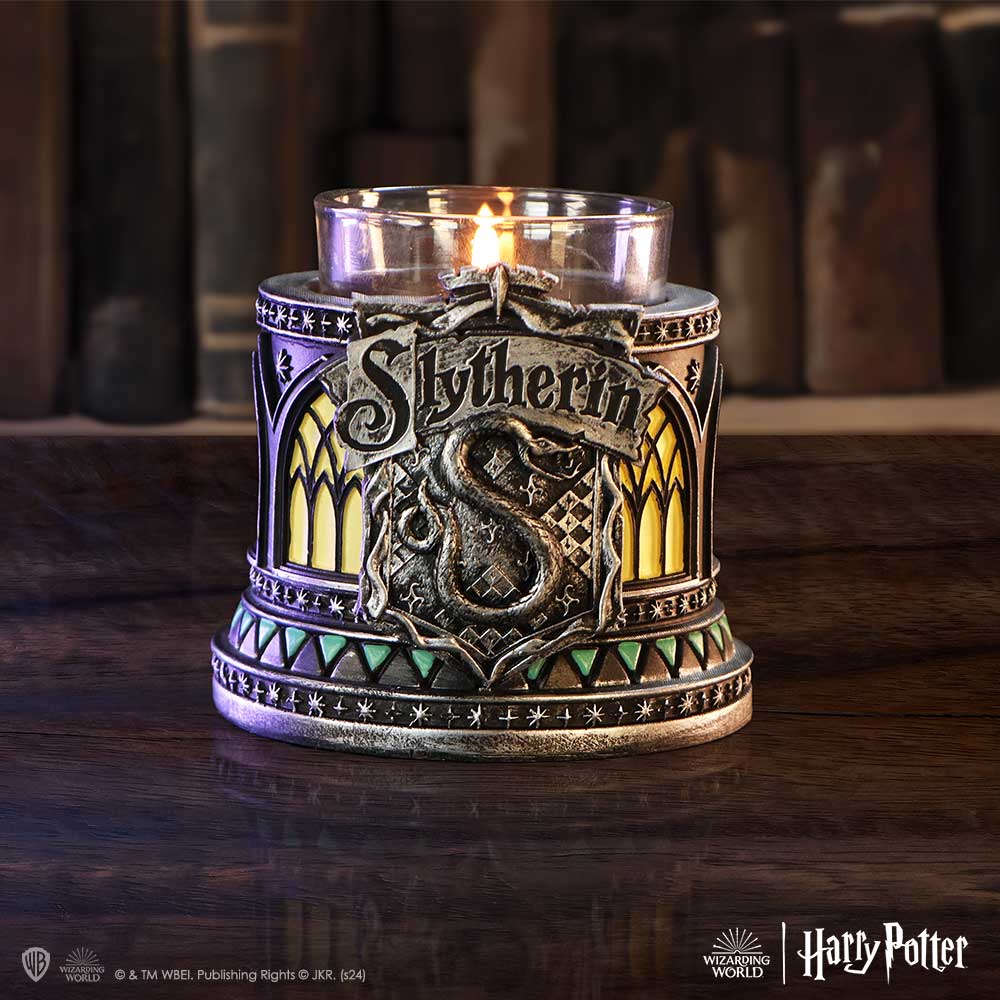 Dieses Objekt ist ein Kerzenhalter, der dem Haus Slytherin aus der Harry-Potter-Reihe gewidmet ist. Das Design ist reich an Symbolik, die mit Slytherin assoziiert wird. Slytherin ist eines der vier Huser von Hogwarts und bekannt fr seine Mitglieder, die Ehrgeiz, Gerissenheit, Fhrungsqualitten und Einfallsreichtum schtzen. Die Schlange als Symbol steht fr Weisheit, aber auch fr List und Macht. Die dunklen Farben und die architektonischen Elemente vermitteln ein Gefhl von Eleganz, Macht und vielleicht auch ein wenig Gefahr. Dieser Teelichthalter ist somit mehr als nur ein Gebrauchsgegenstand; er ist ein Sammlerstck fr Fans von Harry Potter, das die Identitt und die Werte des Hauses Slytherin reprsentiert. Er kann eine Atmosphre von Mysterium und Eleganz schaffen, wenn er mit einer Kerze beleuchtet wird, und dient als sichtbares Zeichen der Zugehrigkeit oder Bewunderung fr dieses besondere Haus.