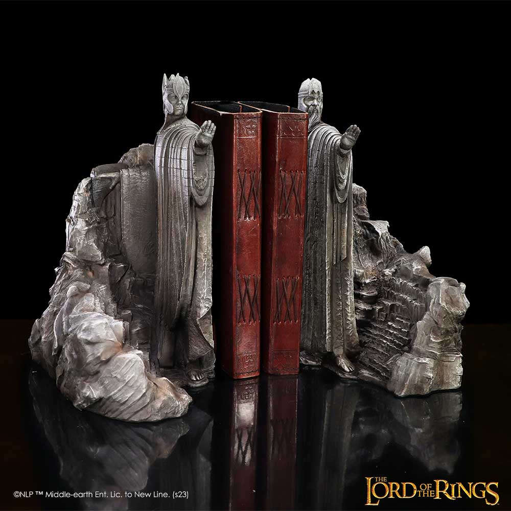 Bei der abgebildeten Statue handelt es sich um eine Darstellung der Argonath, auch bekannt als die Tore von Rohan oder die Sulen von Anduin, aus J.R.R. Tolkiens "Der Herr der Ringe". Die Skulptur zeigt zwei riesige, monolithische Statuen, die in Felsen gehauen sind und den Fluss Anduin flankieren. Diese Figuren stellen Isildur und Anrion dar, die Knige von Gondor, die sie zur Erinnerung an ihre Herrschaft und als Warnung fr Eindringlinge errichteten. Die Darstellung hier ist wahrscheinlich eine detailgetreue Nachbildung, die als Buchsttze oder Sammlerstck dient, basierend auf der filmischen Adaption von Peter Jackson. Die Statuen weisen eine dunkle, steinartige Textur auf, die Erosion und Alter ber Jahrtausende suggeriert. Die Komposition ist symmetrisch, wobei die beiden Figuren majesttisch und unbeweglich wirken. Ihre erhobenen Hnde scheinen eine Geste des Willkommens oder der Warnung darzustellen, was ihre Funktion als Wchter unterstreicht.